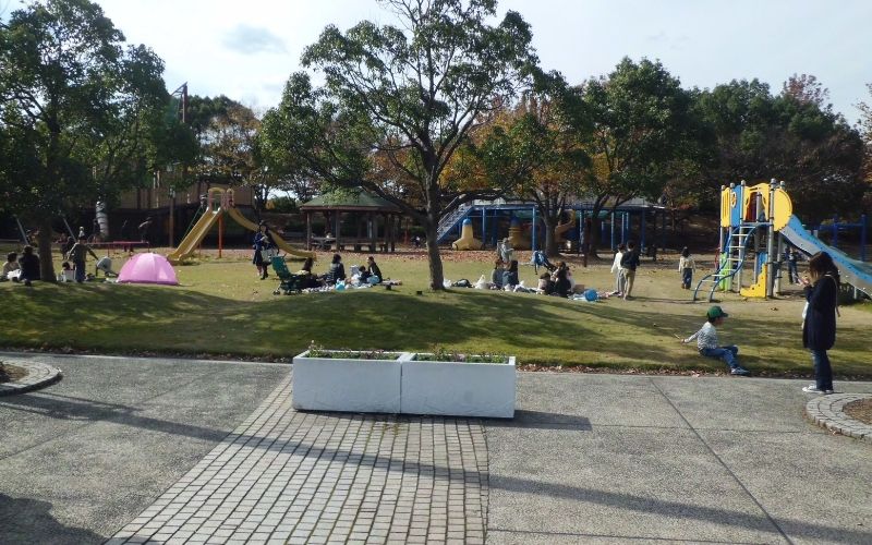 瀬戸大橋記念公園の子供広場でピクニック
