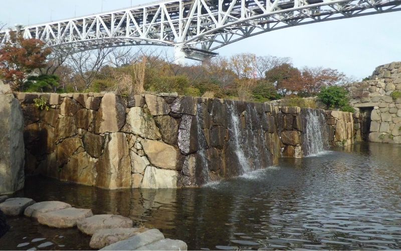 瀬戸大橋記念公園のくぐり滝の出口