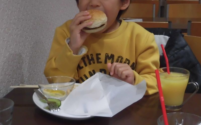 キッズバーガーを食べる子供